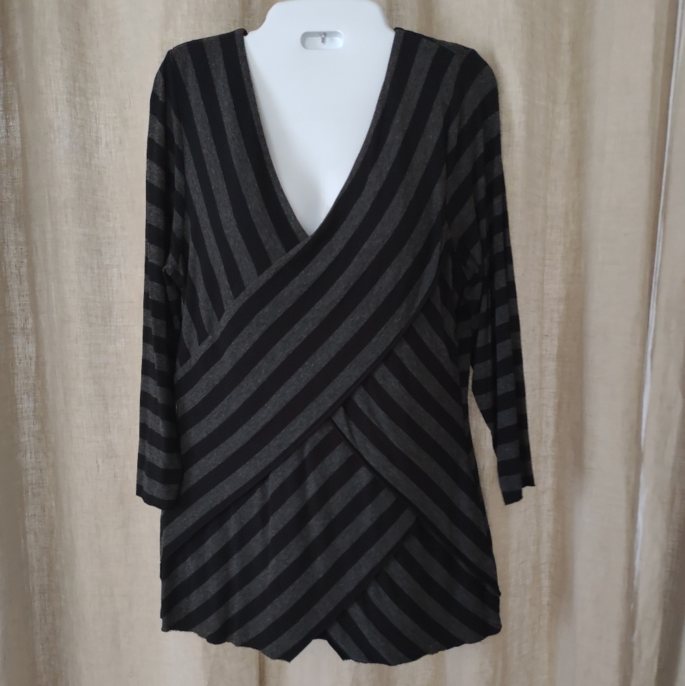 Vince Camuto V Neck Stretch Top, Size M